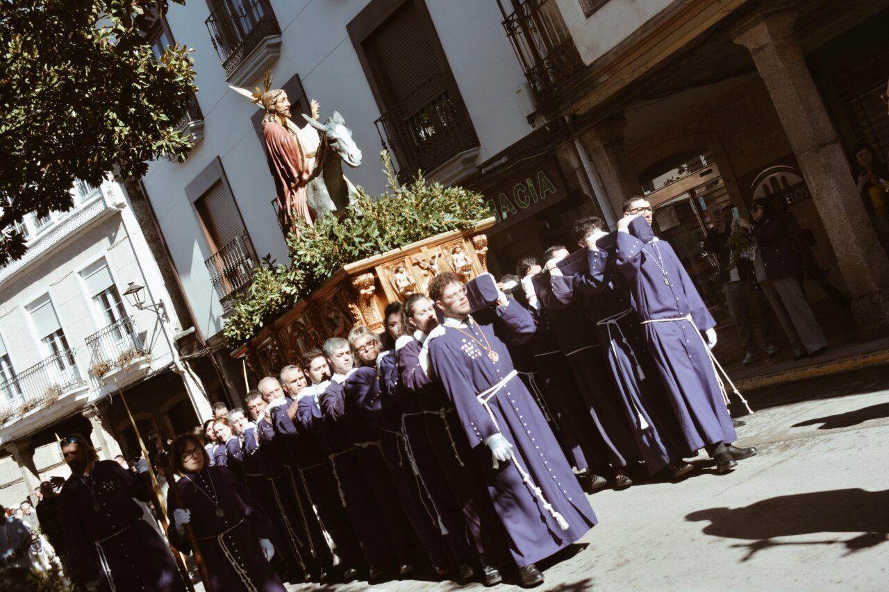 Procesión del Santo Cristo de la Plaza en Cacabelos durante el Domingo de Ramos