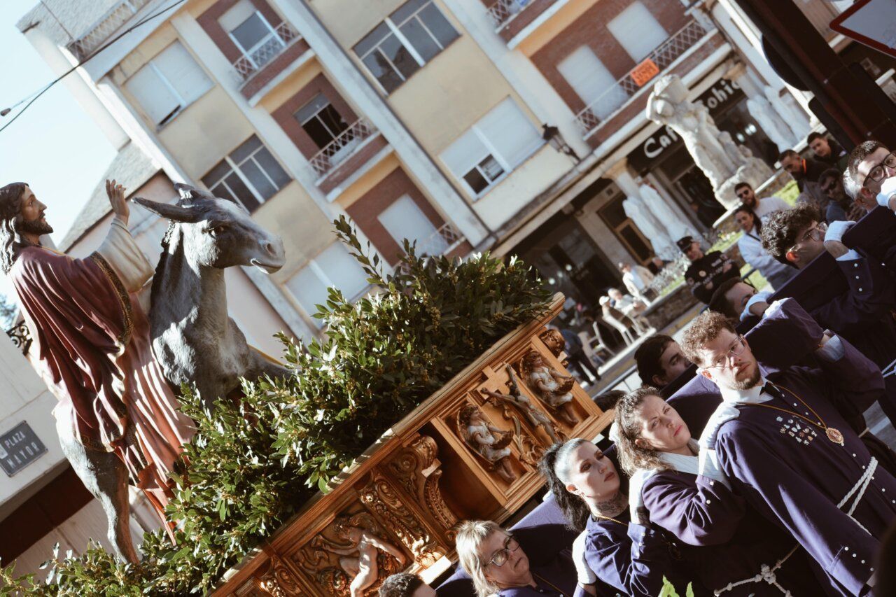 Procesión del Santo Cristo de la Plaza en Cacabelos durante el Domingo de Ramos