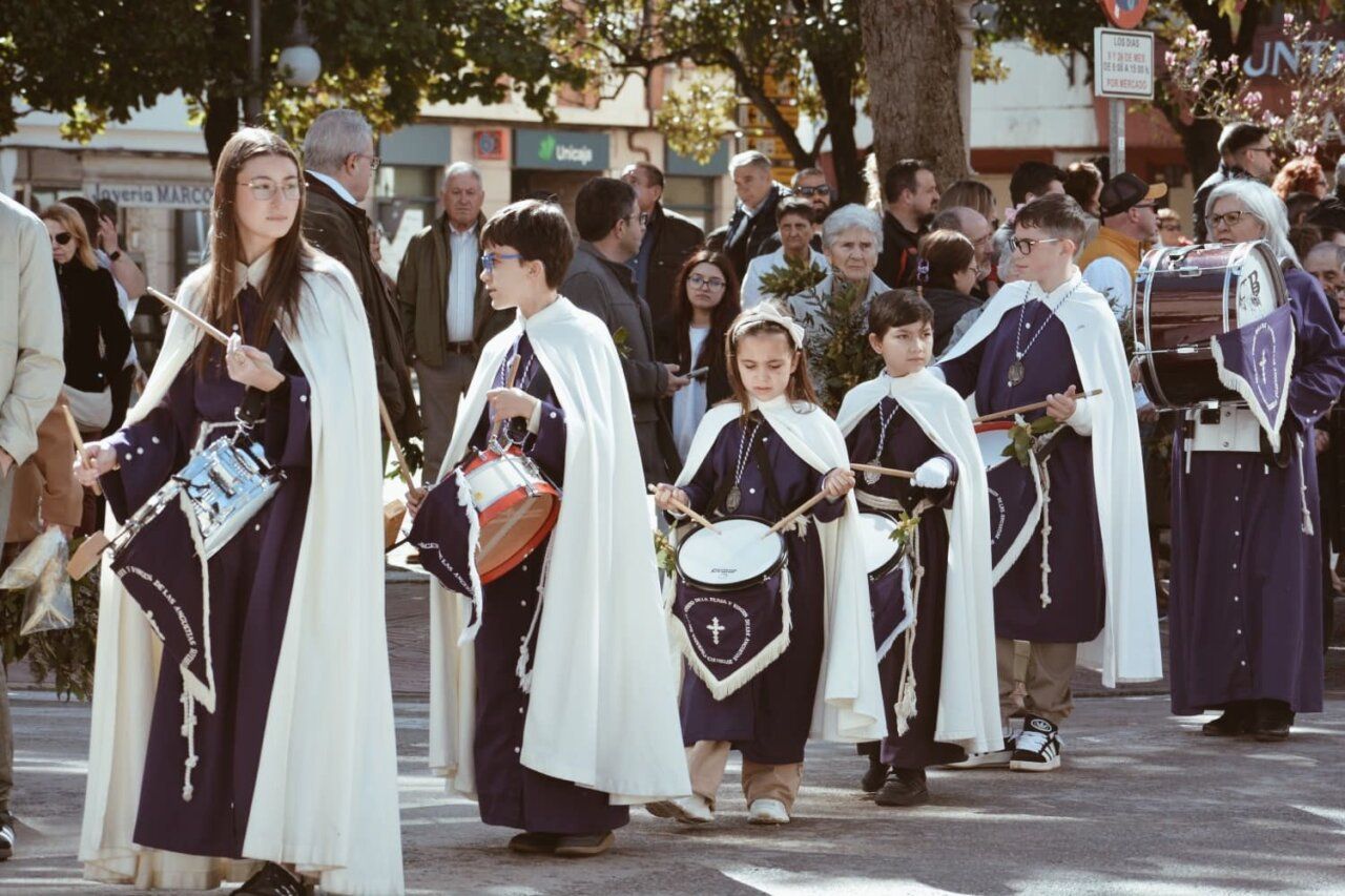 Niños con túnicas y instrumentos en la procesión de Domingo de Ramos en Cacabelos