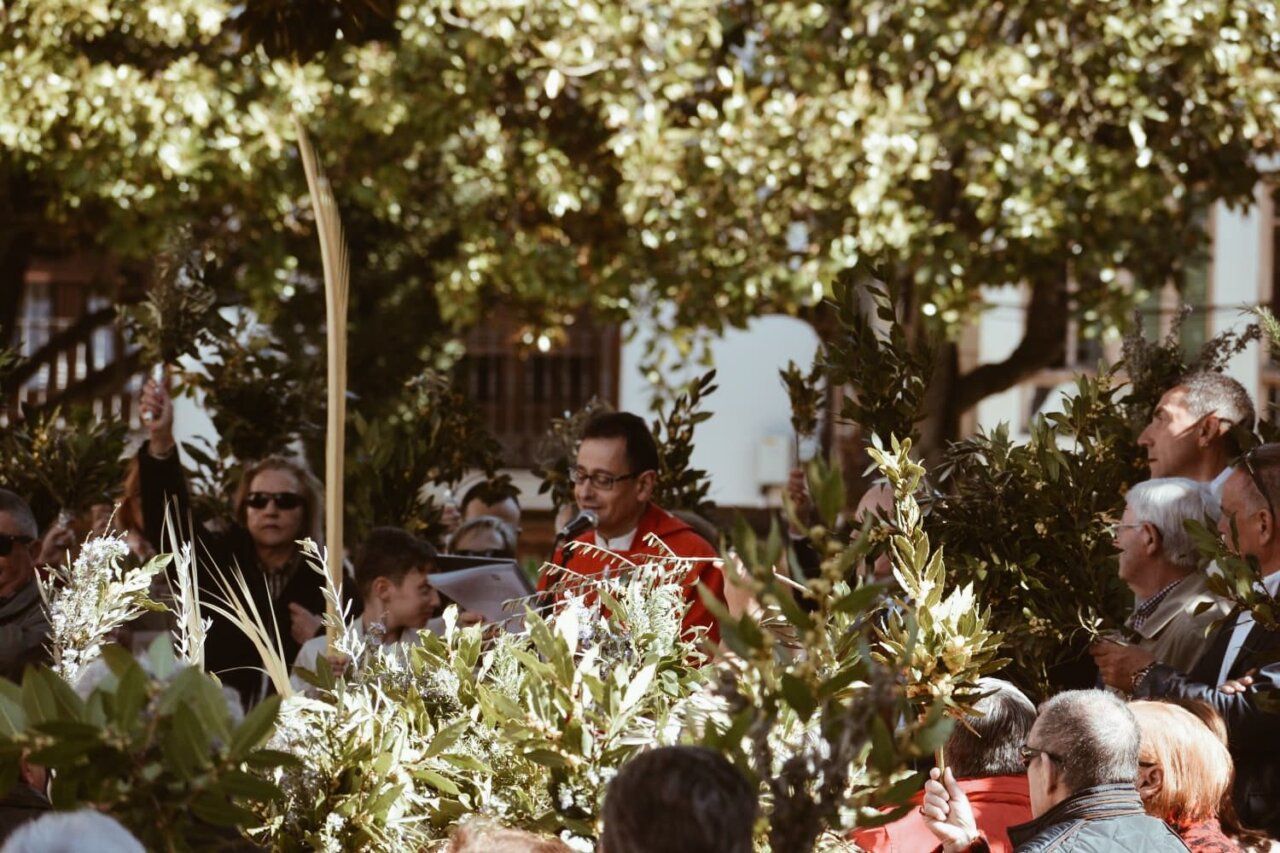 Celebración del Domingo de Ramos en Cacabelos con la procesión del Santo Cristo.
