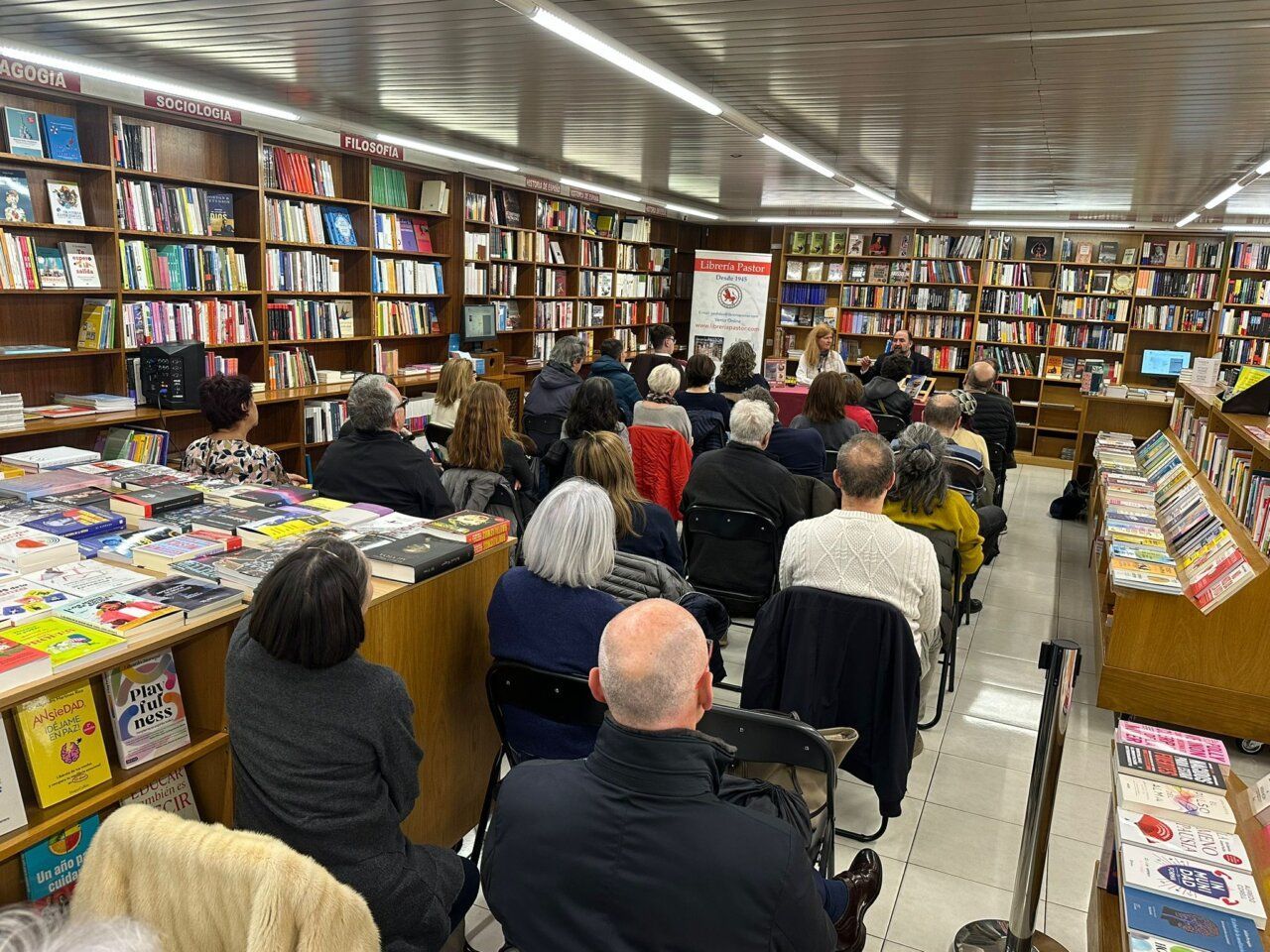 Presentación de la novela Calix Domini en una librería con público asistente.