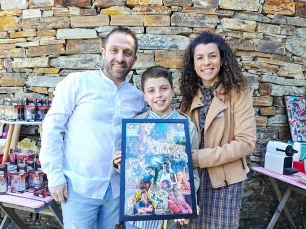 Tres personas posando con un marco de Stranger Things en Carracedelo