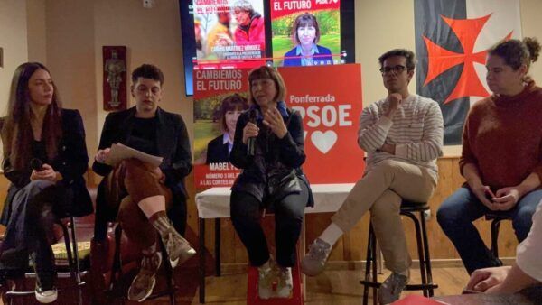 Mabel Fernández y Andrea López en el cierre de campaña en Ponferrada