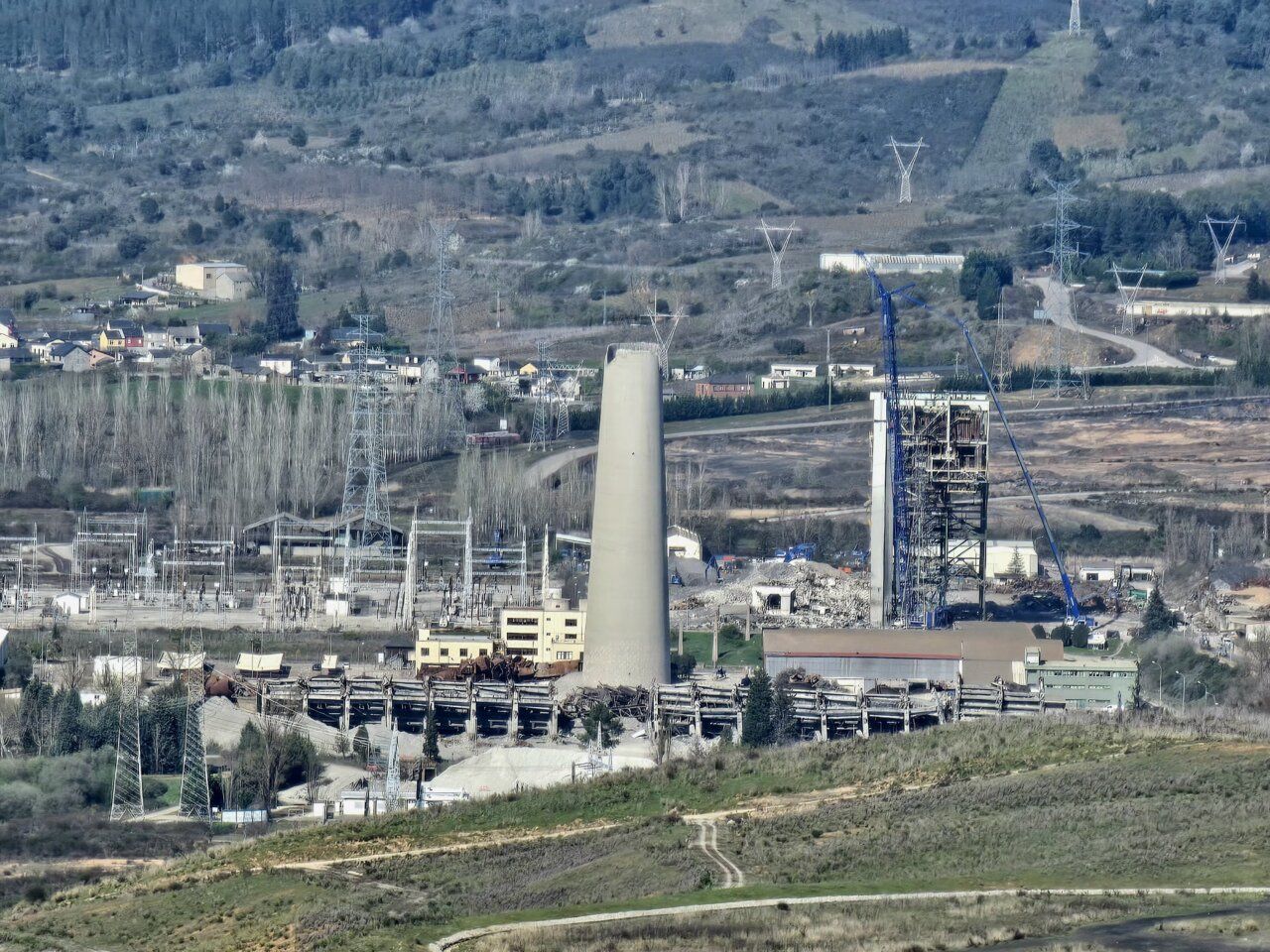 Vista de la voladura final de la central térmica Compostilla II en Cubillos del Sil.