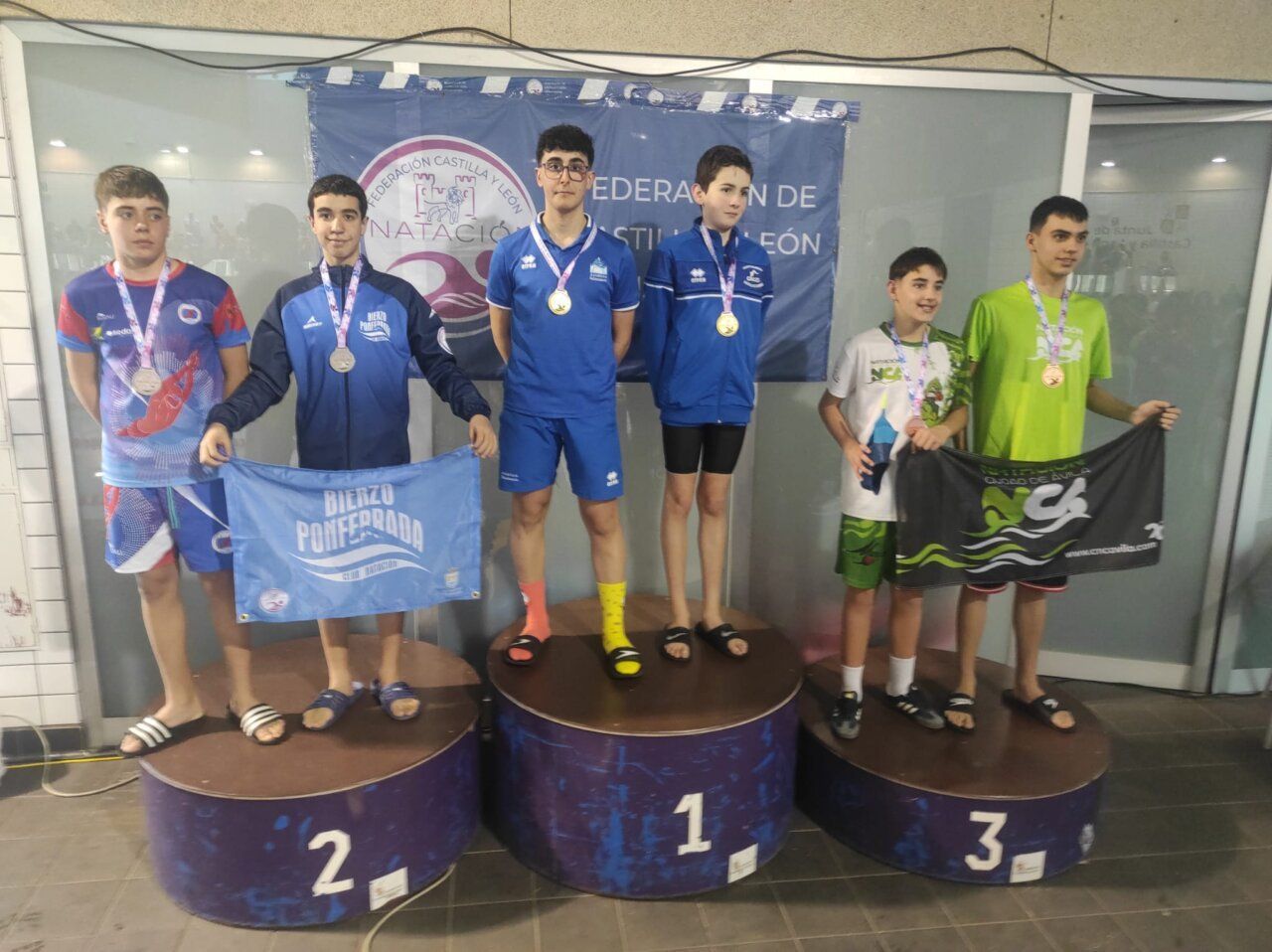 Nadadores del Club Natación Bierzo Ponferrada en el podio con medallas
