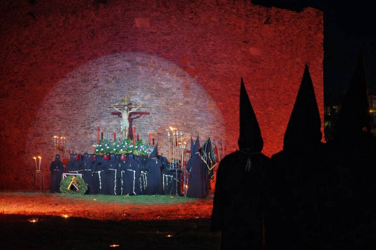 Participantes en el Vía Crucis penitencial en Ponferrada