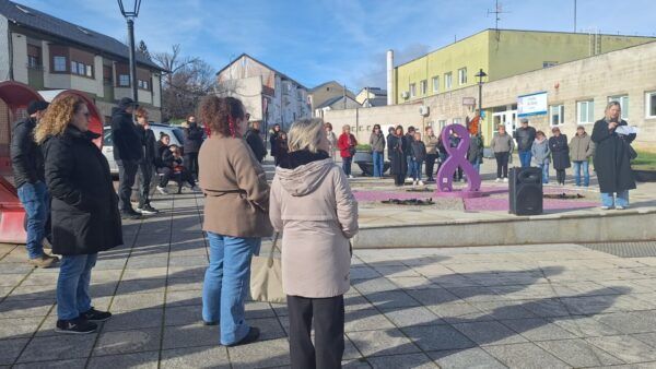 Evento en Fabero con la escultura No estás sola en homenaje a las mujeres