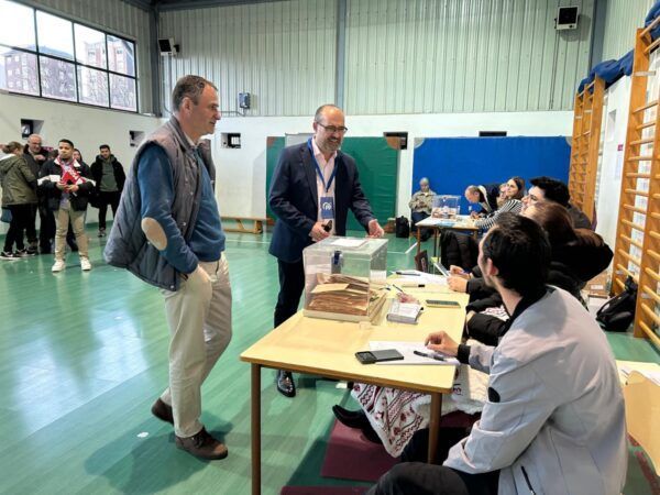 Marco Morala votando en las elecciones autonómicas de Castilla y León