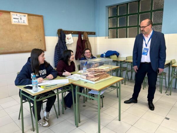 Marco Morala y jóvenes en colegio electoral durante elecciones en Ponferrada