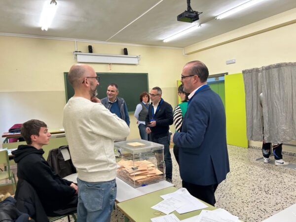 Grupo Municipal del Partido Popular en un colegio electoral durante las elecciones
