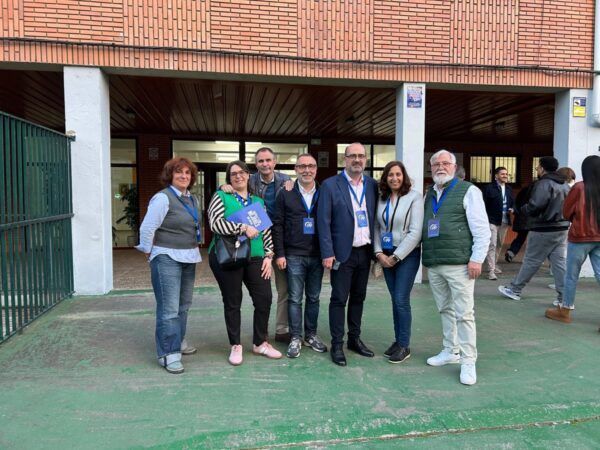Miembros del Grupo Municipal del Partido Popular en un colegio electoral