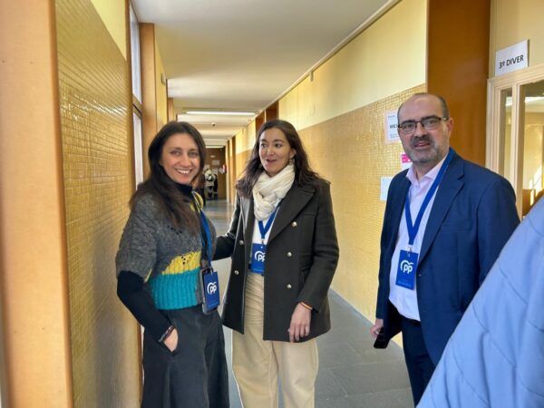 Miembros del Grupo Municipal del Partido Popular en un colegio electoral