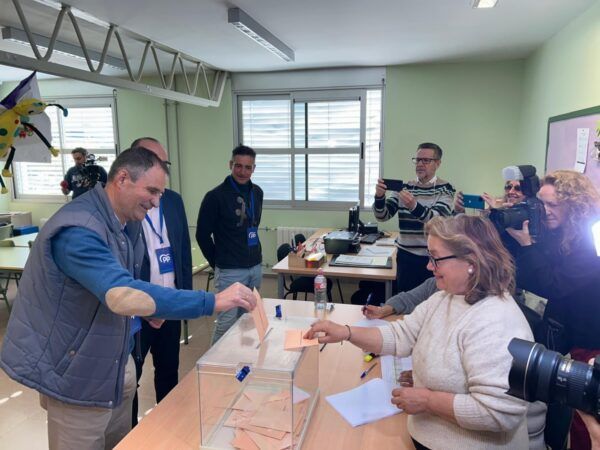 Marco Morala votando en las elecciones autonómicas de Castilla y León