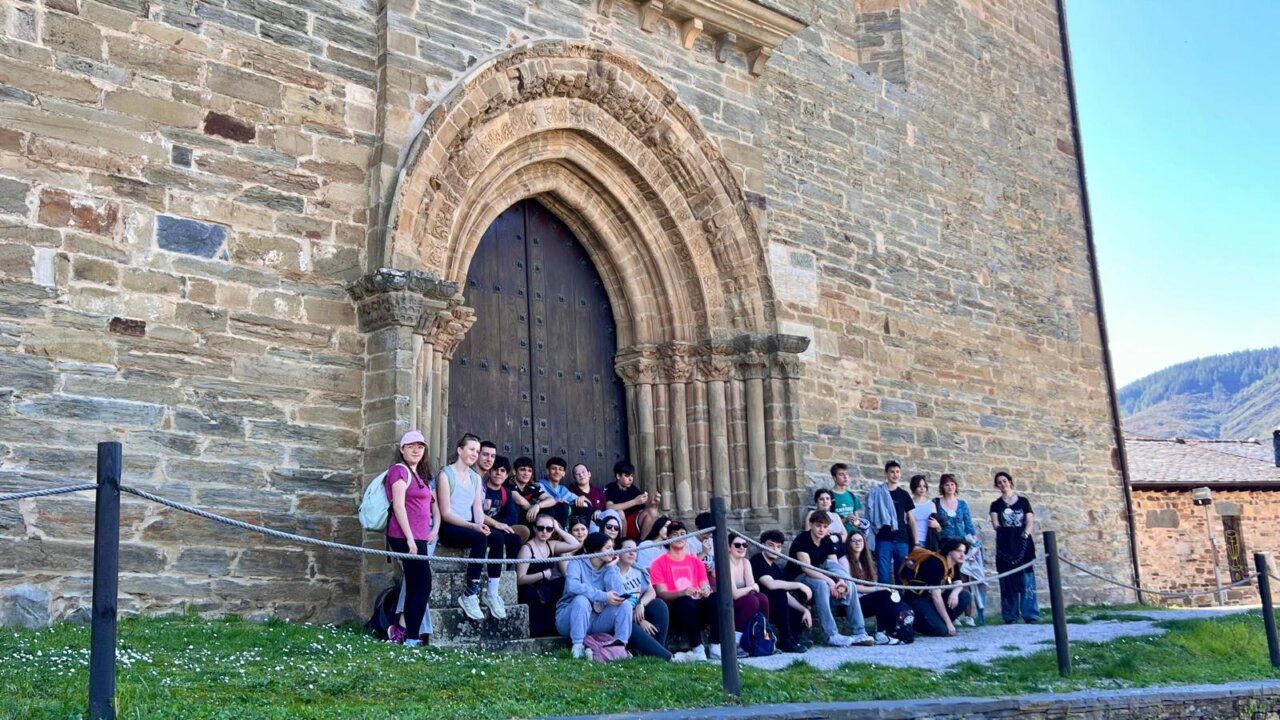 Grupo de estudiantes en la entrada del IES Virgen de la Encina durante su semana Erasmus+