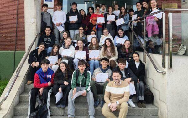 Grupo de estudiantes del IES Virgen de la Encina con diplomas en mano