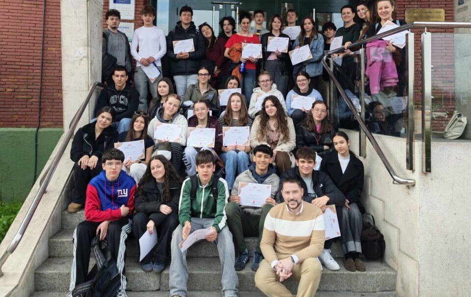 Grupo de estudiantes del IES Virgen de la Encina con diplomas en mano