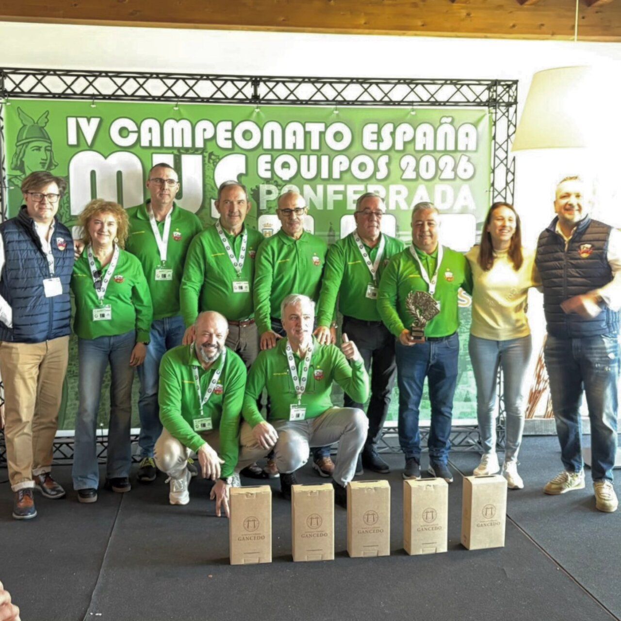 Participantes del IV Campeonato Nacional de Mus en Ponferrada posando con trofeos