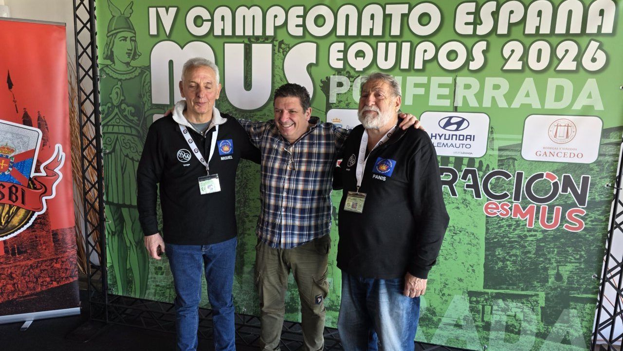 Tres participantes del IV Campeonato Nacional de Mus en Ponferrada posando juntos