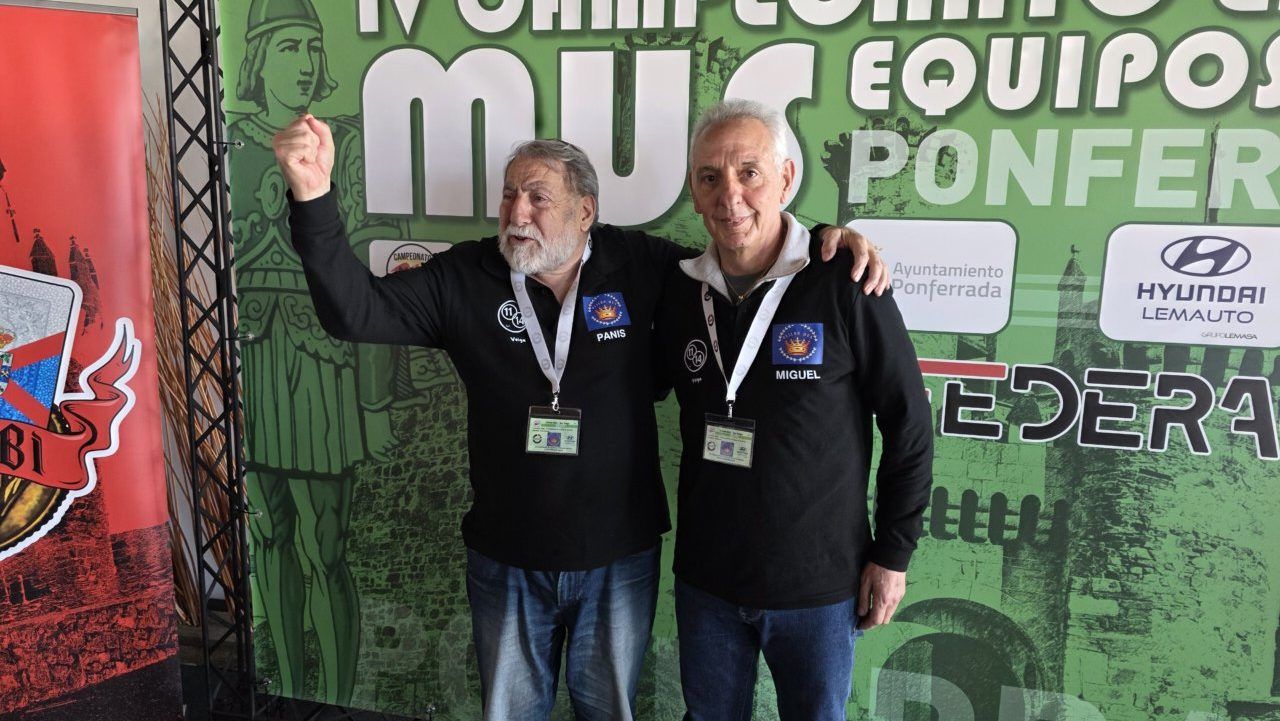 Dos hombres celebrando en el IV Campeonato Nacional de Mus en Ponferrada