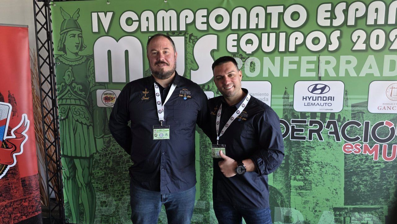 Dos hombres posando en un evento del IV Campeonato Nacional de Mus en Ponferrada.