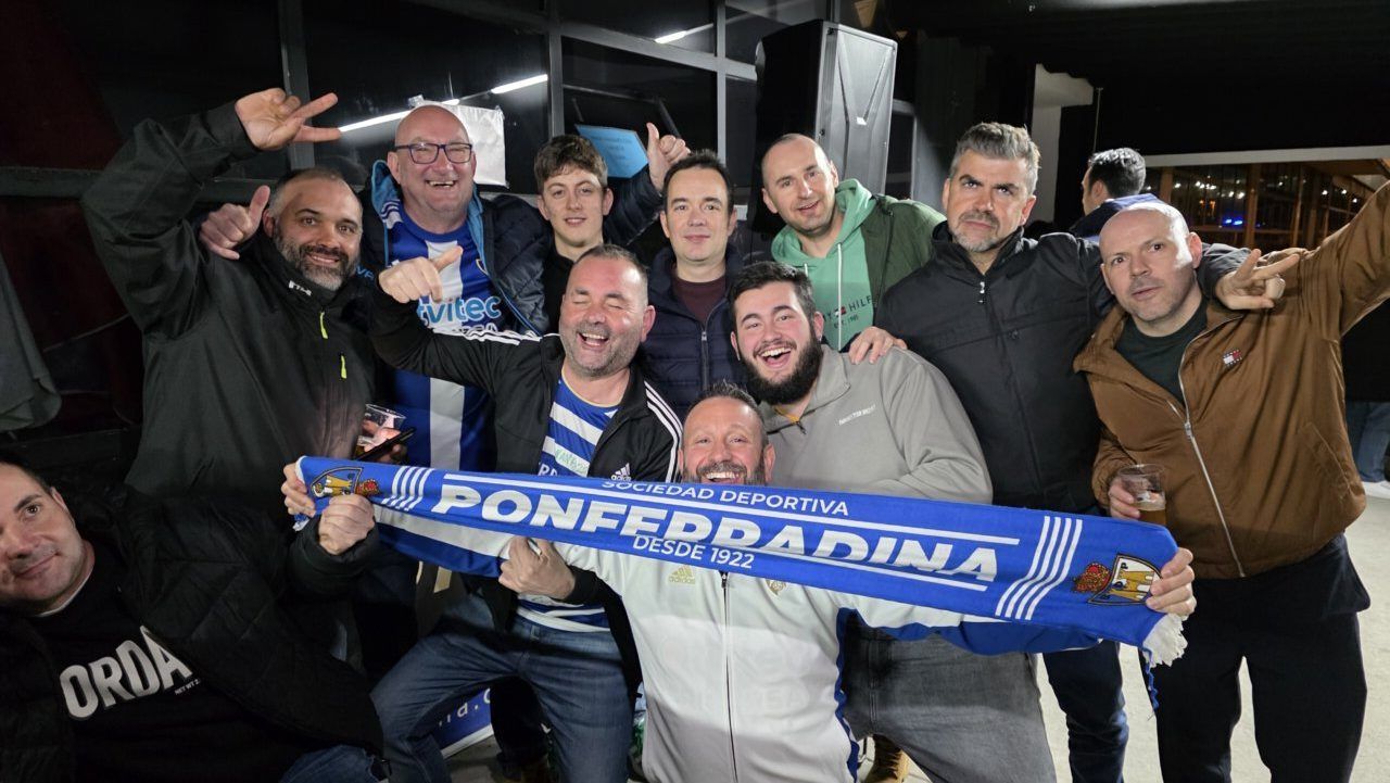 Grupo de aficionados de la Ponferradina en el Bar el Toralín
