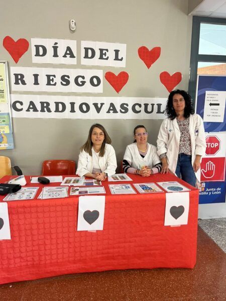 Profesionales de salud en mesa informativa sobre riesgo cardiovascular