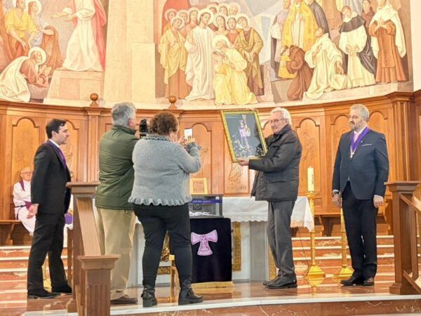 Luis del Olmo recibiendo reconocimiento en la Cofradía de Jesús Nazareno de El Silencio