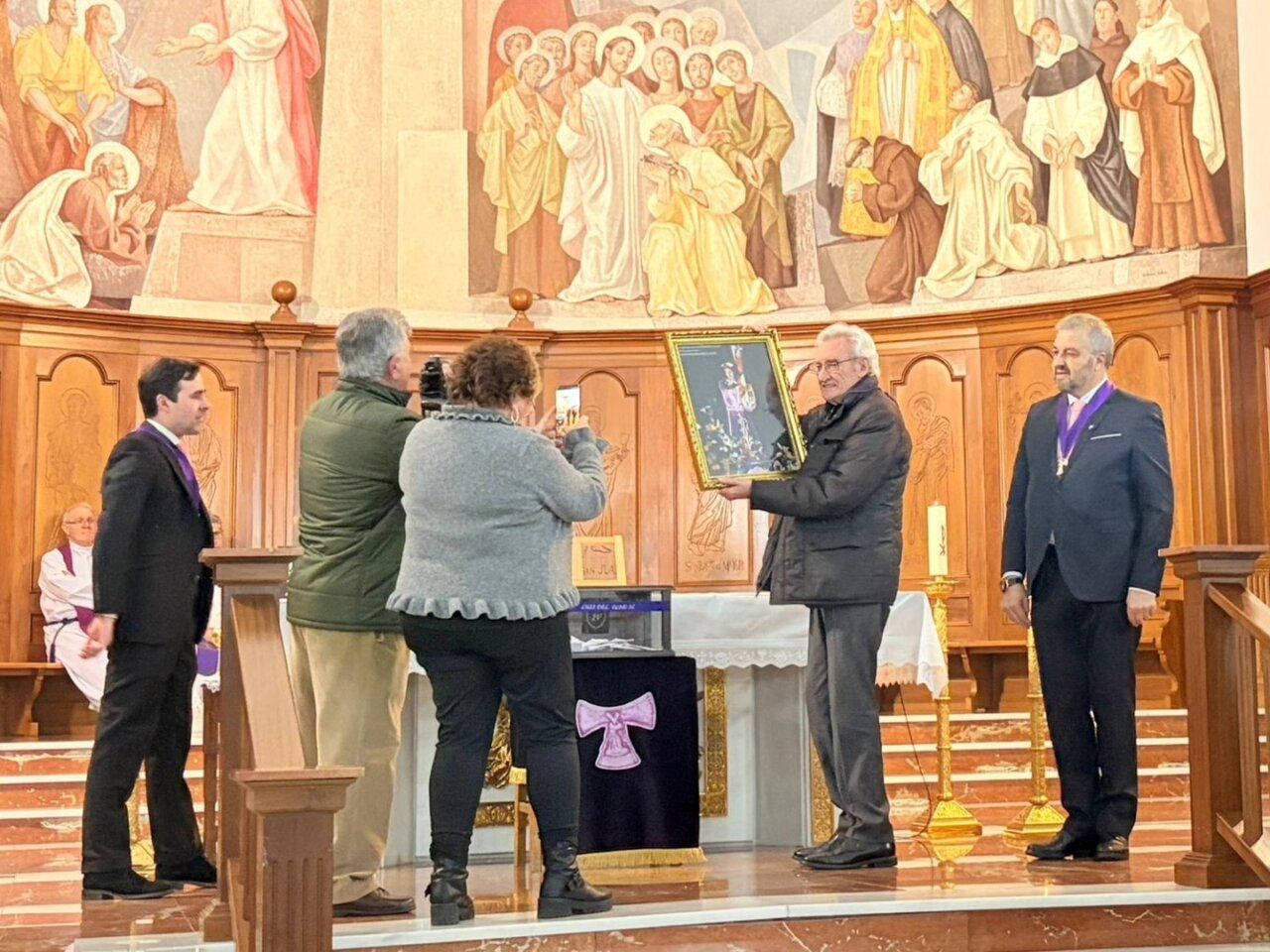 Luis del Olmo recibiendo reconocimiento en la Cofradía de Jesús Nazareno de El Silencio
