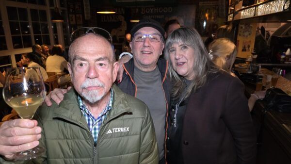Personas celebrando la reapertura de La Galería en Ponferrada