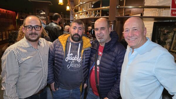 Grupo de amigos en la reapertura del café bar La Galería en Ponferrada