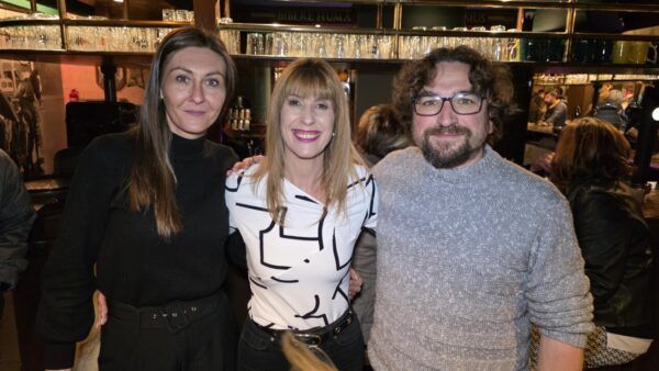 Grupo de personas sonriendo en el café bar La Galería en Ponferrada