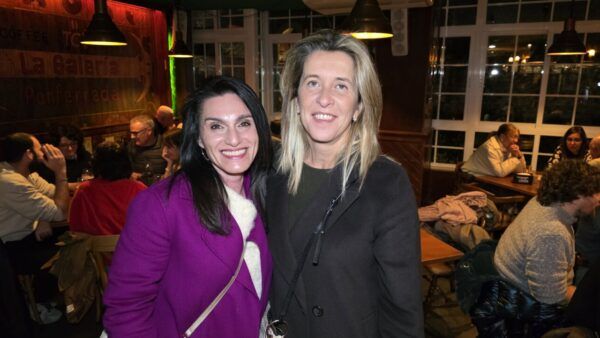 Dos mujeres sonriendo en La Galería durante la reapertura en Ponferrada