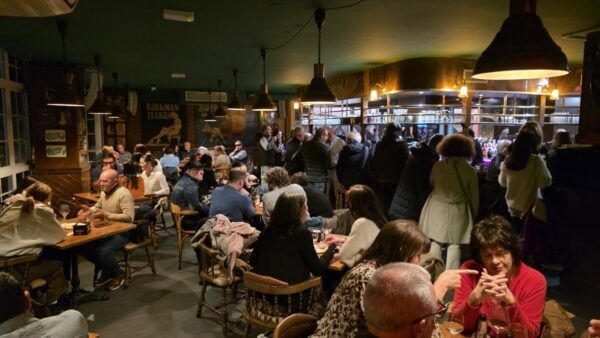 Interior del café bar La Galería lleno de gente en Ponferrada