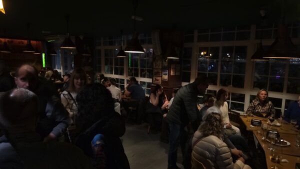 Interior del café bar La Galería lleno de gente en Ponferrada