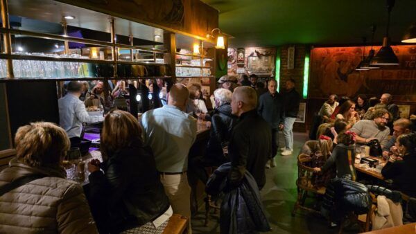 Ambiente animado en La Galería durante su reapertura en Ponferrada