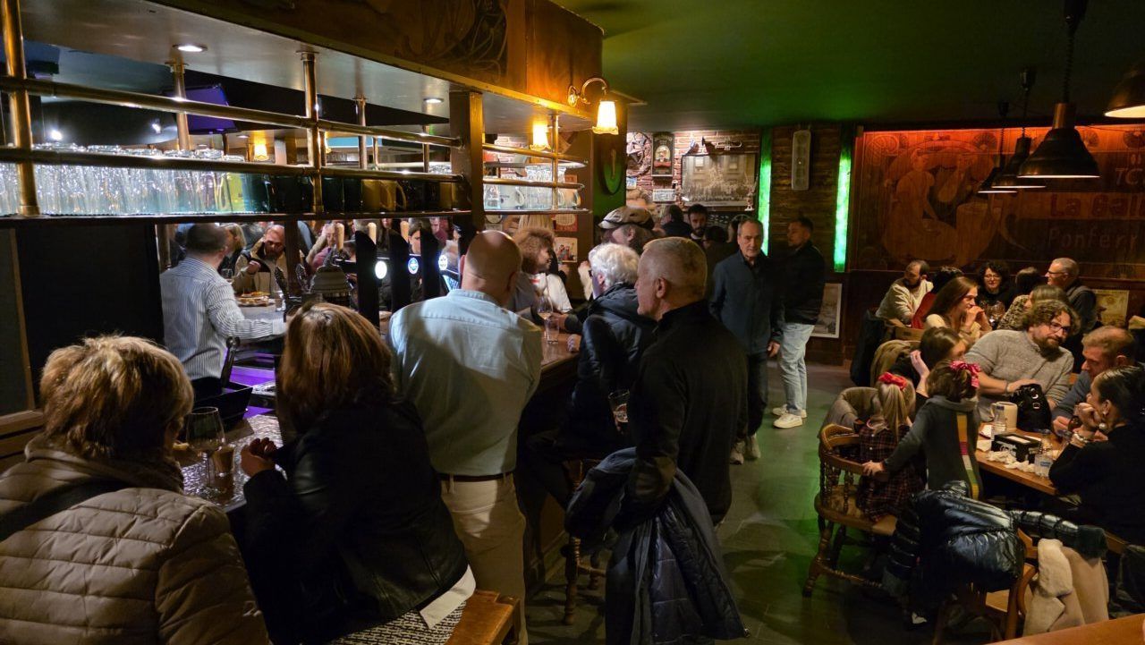 Ambiente animado en La Galería durante su reapertura en Ponferrada
