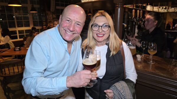 Pareja disfrutando de bebidas en La Galería de Ponferrada