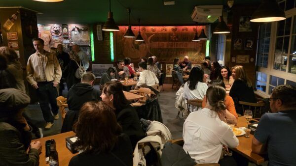 Interior del café bar La Galería en Ponferrada con clientes disfrutando
