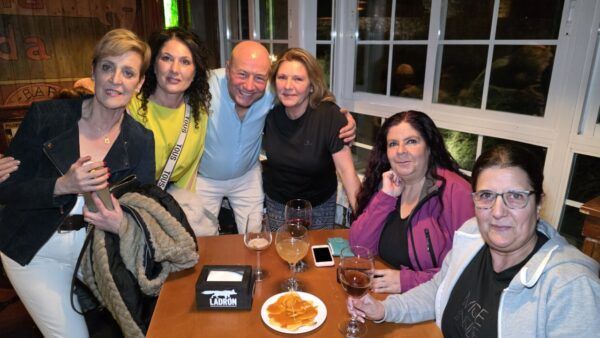 Grupo de amigos disfrutando en La Galería en Ponferrada