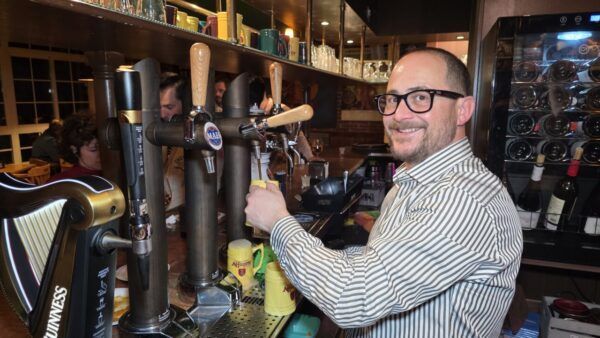 Bartender sirviendo bebidas en La Galería de Ponferrada
