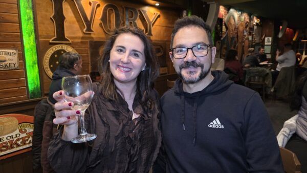 Pareja brindando en el café bar La Galería en Ponferrada