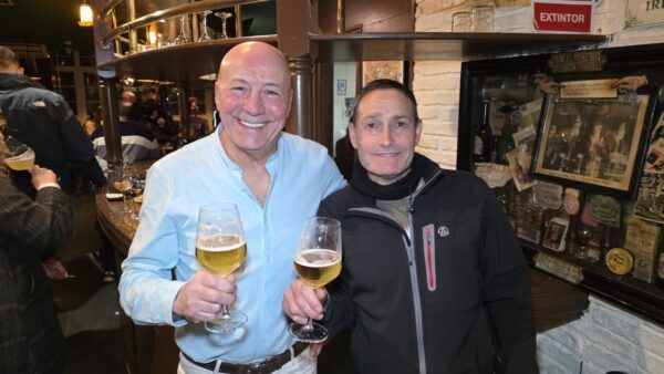 Dos hombres brindando con cervezas en La Galería de Ponferrada