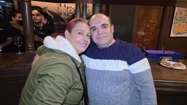 Pareja sonriente en el café bar La Galería en Ponferrada.