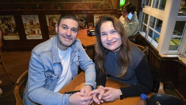 Pareja sonriente en el café bar La Galería en Ponferrada