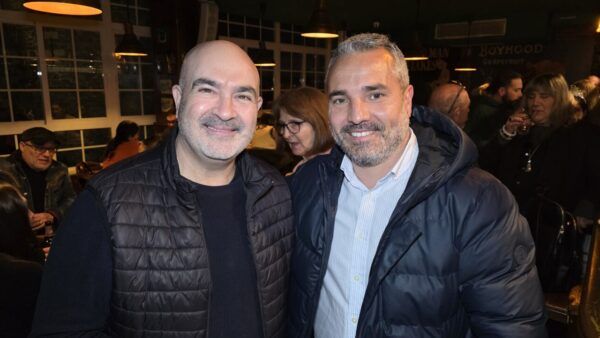 Dos hombres sonriendo en el café bar La Galería durante su reapertura