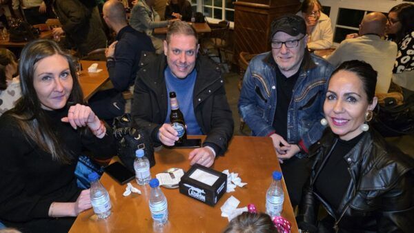 Grupo de amigos disfrutando en La Galería en Ponferrada
