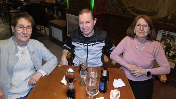 Tres personas sentadas en una mesa en La Galería de Ponferrada