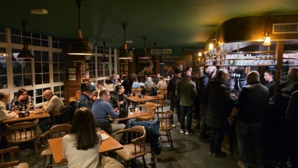 Interior del café bar La Galería lleno de gente en Ponferrada