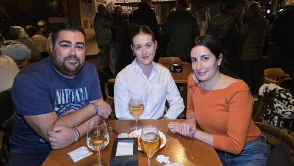 Tres personas disfrutando en La Galería en Ponferrada