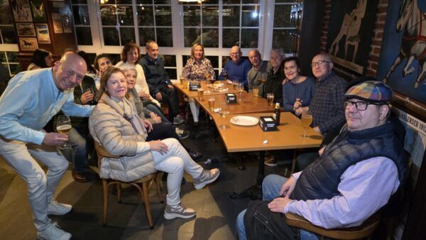 Grupo de personas disfrutando en La Galería en Ponferrada